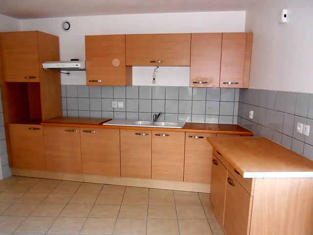 Cuisine équipée d’un T5 en duplex, avec placards et plan de travail